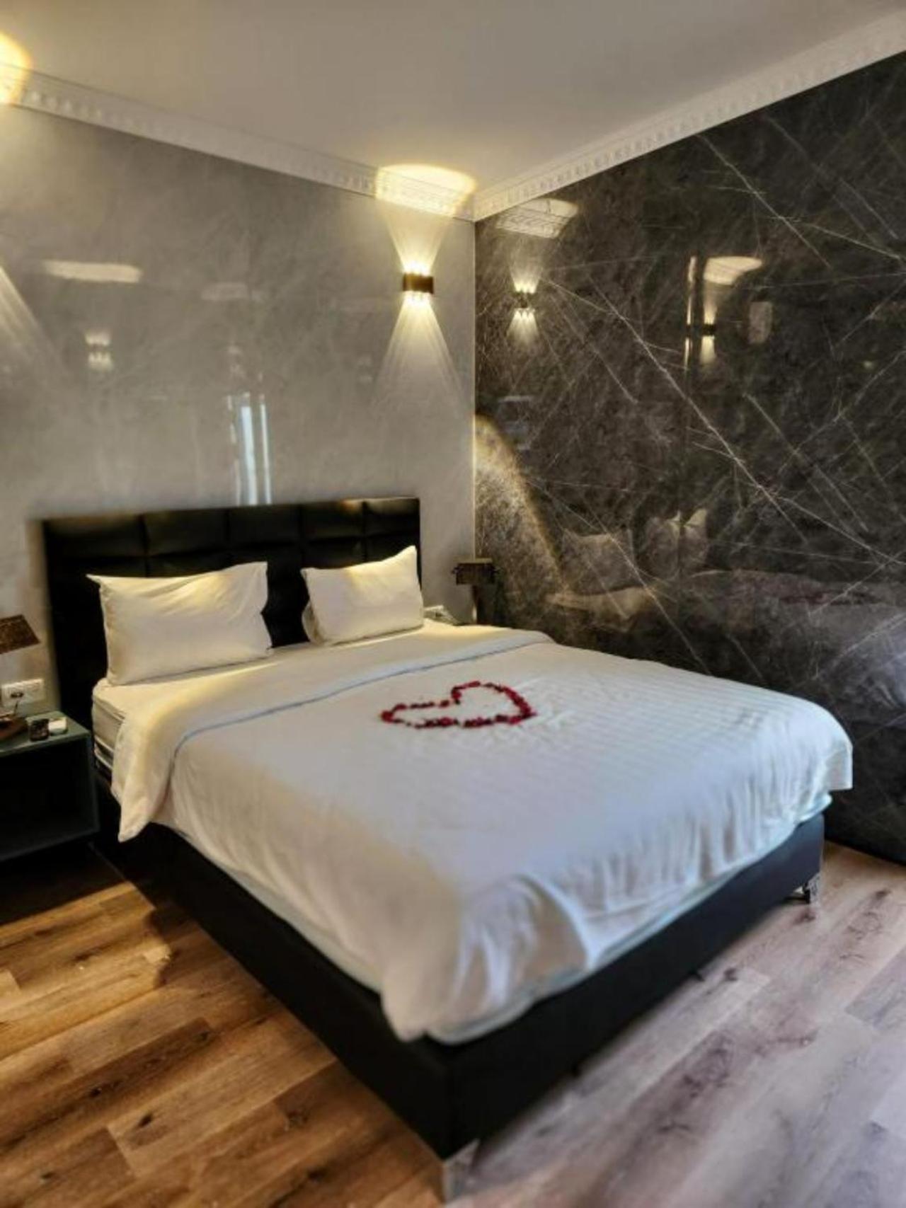 Dream Beach 98 Hotel And Spa Tel Aviv Exteriör bild