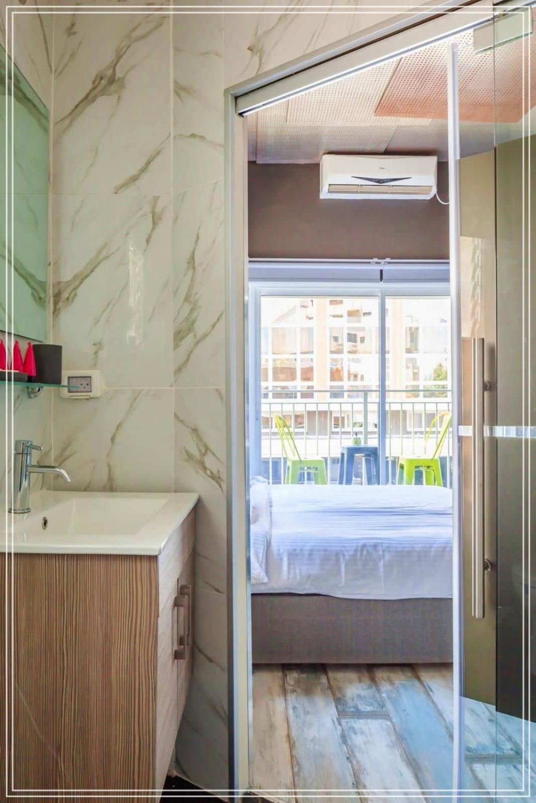 Dream Beach 98 Hotel And Spa Tel Aviv Exteriör bild