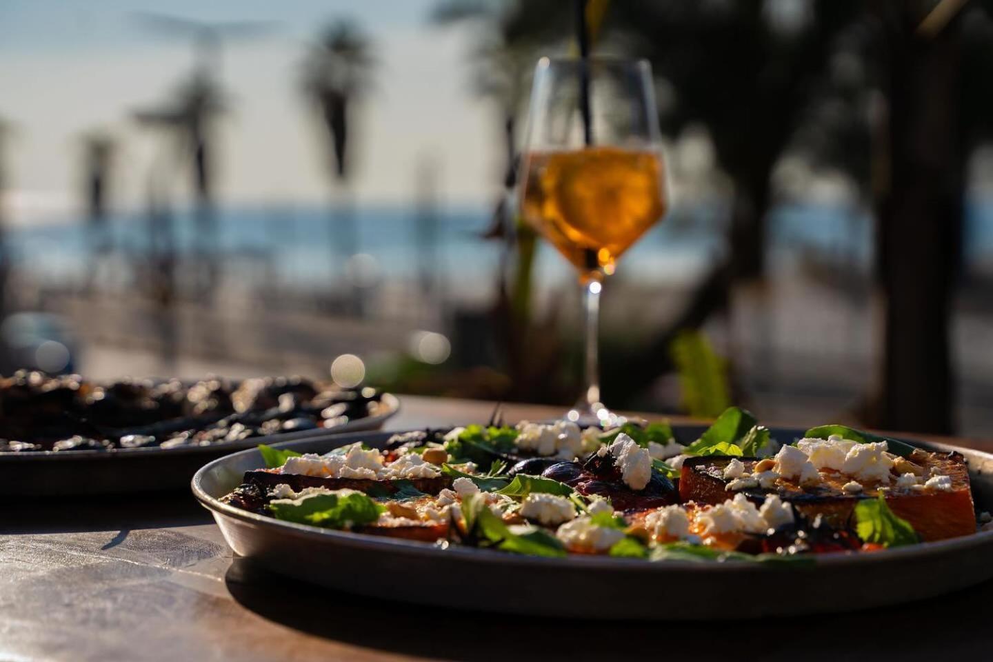 Dream Beach 98 Hotel And Spa Tel Aviv Exteriör bild